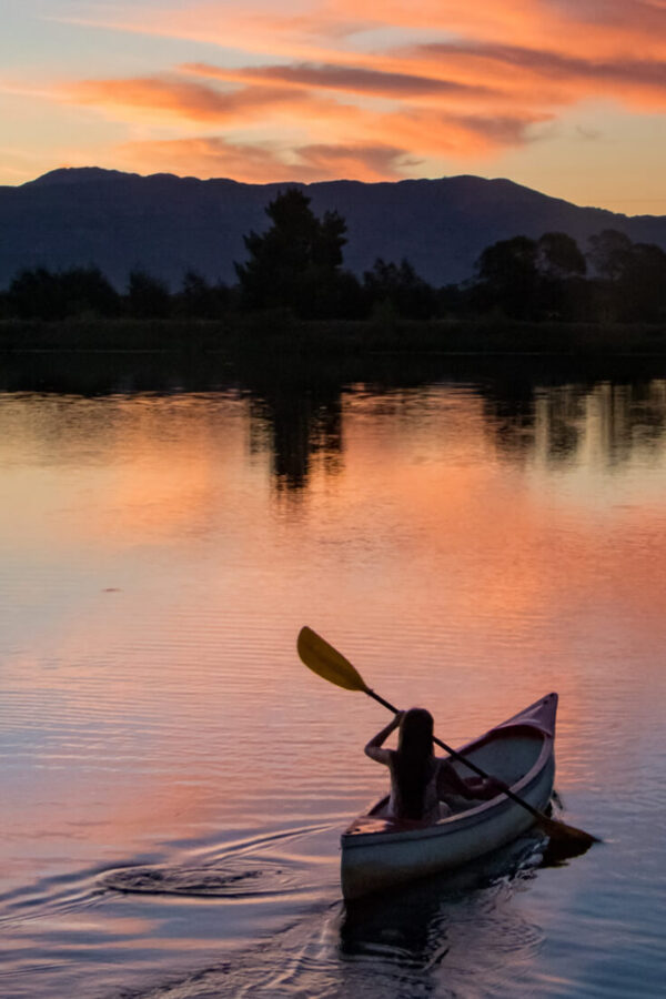 Kayak sur le lac au coucher du soleil