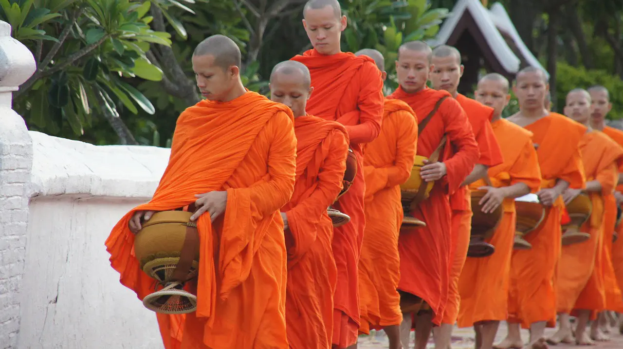 Alms giving / Tak Bat