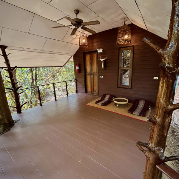 Jungle Deluxe Tree House