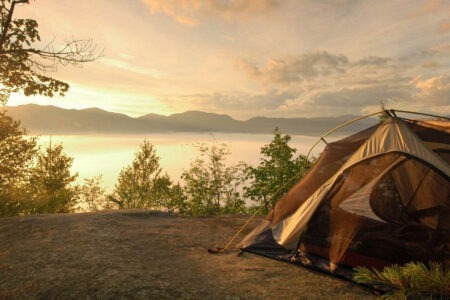 Nuit en camping dans la jungle